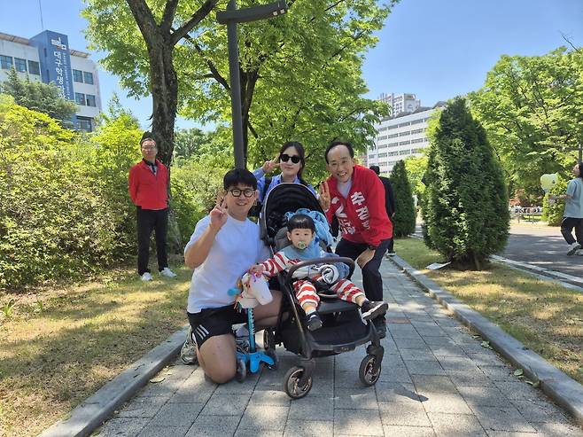국민의힘 추경호 대구시장 후보가 어린이날인 5일 대구 수성구 어린이세상에서 시민들과 기호 2번을 상징하는 ‘브이(V)’를 포즈를 취하며 기념촬영을 하고 있다. /장은희기자