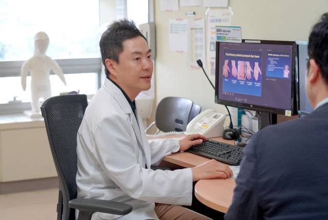 양산부산대병원 고현창 피부과 교수는 "발진의 분포, 형태, 동반 증상, 계절성, 예방접종력 등을 종합적으로 평가해야 소아 발진의 정확한 감별 진단이 가능하다"라고 말했다. 양산부산대병원 제공