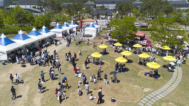 ▲ '2026 경상북도 어린이날 큰잔치'가 5일 경북도청 천년숲 일대에서 펼쳐진 가운데 어린이들과 부모님들이 체험부스를 즐기고 있다. 권남인 기자 kni@kyongbuk.com