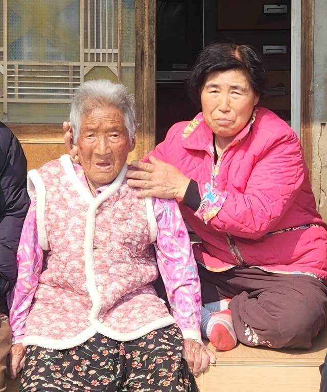 제69회 보화상 효행상 수상자로 선정된 안동시 도산면 의일리 김순옥씨(오른쪽)가 자택 툇마루에서 치매를 앓고 있는 시어머니 박분돌 여사를 따뜻하게 보살피고 있다. 보화원 제공