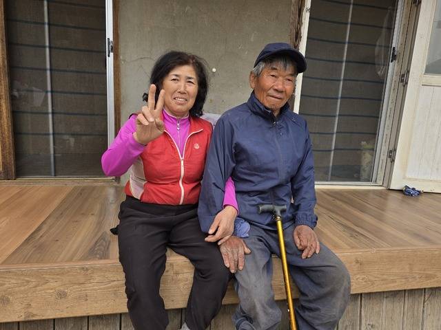 47년간 지극정성으로 시어머니를 모셔 제69회 보화상 효행상을 수상하는 김순옥씨(왼쪽)와 남편 김진만씨 부부가 안동시 도산면 의일리 자택에서 다정하게 포즈를 취하고 있다. 김용국 기자