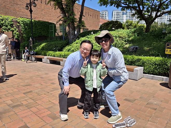 더불어민주당 김부겸 대구시장 예비후보가 5일 오전 국립대구박물관에서 열린 어린이날 박물관과 함께하는 문화축제를 찾아 행사에 참석한 학부모,어린이와 사진 촬영을 찍고있다. 장태훈 기자 hun2@yeongnam.com