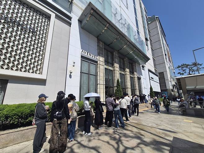 4일 오전 9시, 롯데백화점 본점 애비뉴엘 앞에 개장 전부터 외국인 관광객 대기줄이 서 있다. /사진: 정대연기자