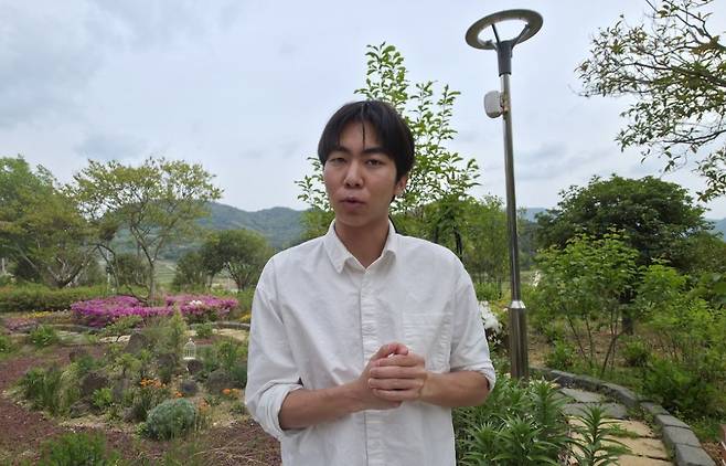 김미정 비원 대표를 대신해 아들 고동현 매니저가 관람객을 맞이했다. 고동현 매니저는 “비원은 화려함보다 조용한 쉼에 초점을 맞춘 정원”이라며 “찾는 이들이 편안하게 머물다 갈 수 있도록 공간을 꾸미고 있다”고 말했다. (사진=김준원 기자)