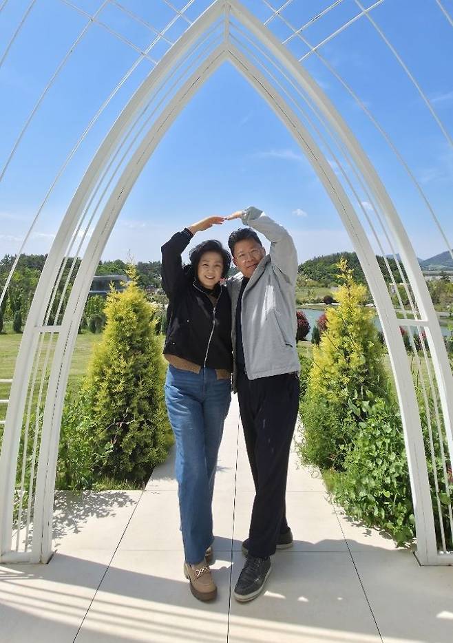 이병철 산이정원 원장이 사진 핫플레이스라고 소개한 장소에서 방문객들이 사진 찍기를 강사진을 찍고 있다. (사진=김준원 기자)