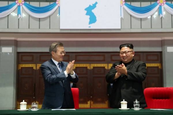 2018년 9월 19일 평양 5.1경기장에서 열린 남북정상회담 경축 대집단체조와 예술공연 '빛나는 조국'에서 문재인 대통령과 북한 김정은 국무위원장이 박수를 치고 있다. 평양사진공동취재단