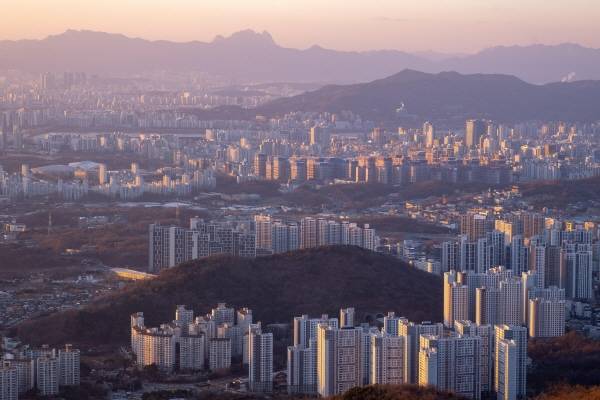 부동산 전문가와 공인중개사의 집값 전망이 엇갈렸다. 전문가는 상승을, 중개사는 하락을 점쳤다. 세제 강화 가능성이 시장 심리를 위축시키며 변수로 떠올랐다. 전세 가격은 상승 압력이 커지는 가운데 지역 간 양극화도 심화하는 모습이다. ⓒ픽사베이