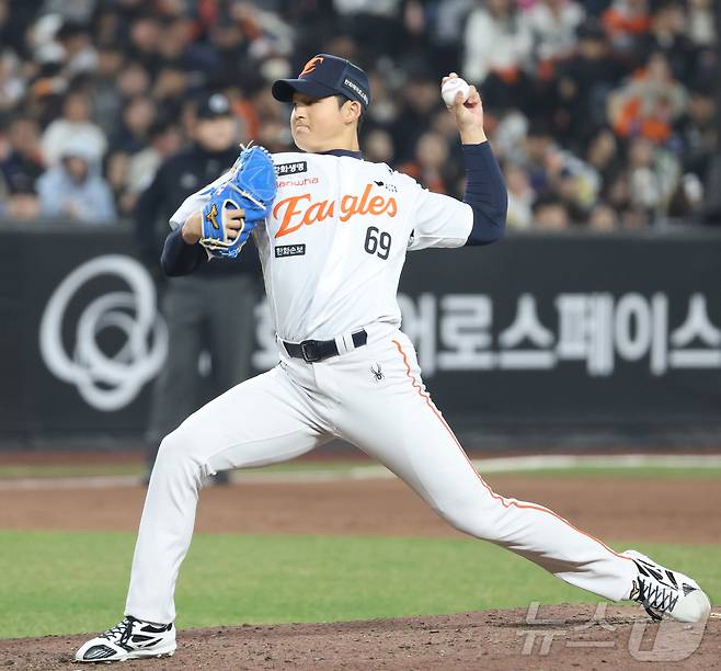 2일 대전 한화생명볼파크에서 열린 2026 신한 SOL KBO리그 KT 위즈와 한화 이글스의 경기에서 한화 강건우가 투구하고 있다. 2026.4.2 ⓒ 뉴스1 김기남 기자