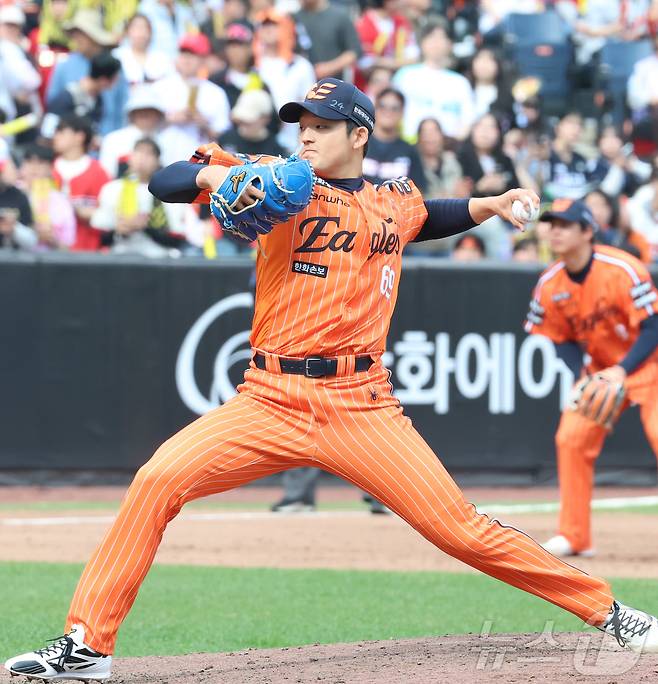 12일 대전 한화생명볼파크에서 열린 2026 신한 SOL KBO리그 기아 타이거즈와 한화 이글스의 경기에서 한화 강건우가 투구하고 있다. 2026.4.12 ⓒ 뉴스1 김기남 기자