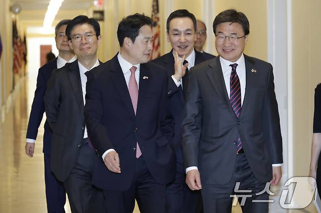 지난 4월 14일(현지시간) 미국 출장길에서  장동혁 국민의힘 대표가 라이언 징키(Ryan Zinke) 하원 외교위 외국무기판매TF 단장을 면담하기 위해 이동하며 김대식 특보단장 등과 대화하고 있다. (국민의힘 제공, 재판매 및 DB 금지) 2026.4.16 ⓒ 뉴스1