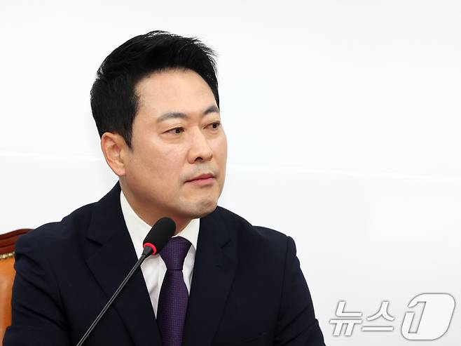 장동혁 국민의힘 대표가 5일 오전 서울 여의도 국회에서 열린 기자간담회에서 생각에 잠겨 있다. 2026.5.5 ⓒ 뉴스1 황기선 기자
