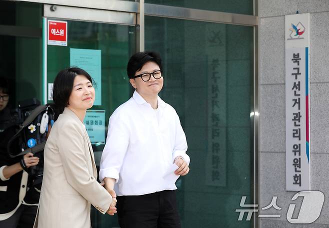 부산 북갑 보궐선거에 무소속으로 출마를 선언한 한동훈 전 국민의힘 대표가 4일 오후 부산 북구선거관리위원회에서 예비후보 등록을 마친 뒤 한지아 국민의힘 의원과 악수하고 있다. 2026.5.4 ⓒ 뉴스1 윤일지 기자
