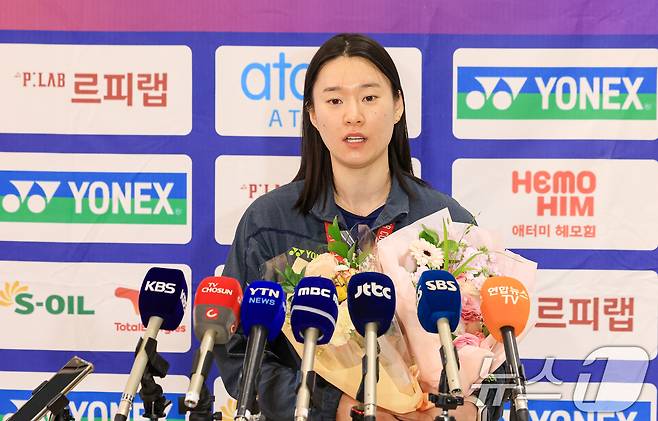2026년 세계여자단체배드민턴선수권대회(우버컵) 대표팀 김가은이 5일 인천공항 제2여객터미널을 통해 귀국해 취재진 질문에 답하고 있다. 2026.5.5 ⓒ 뉴스1 이호윤 기자