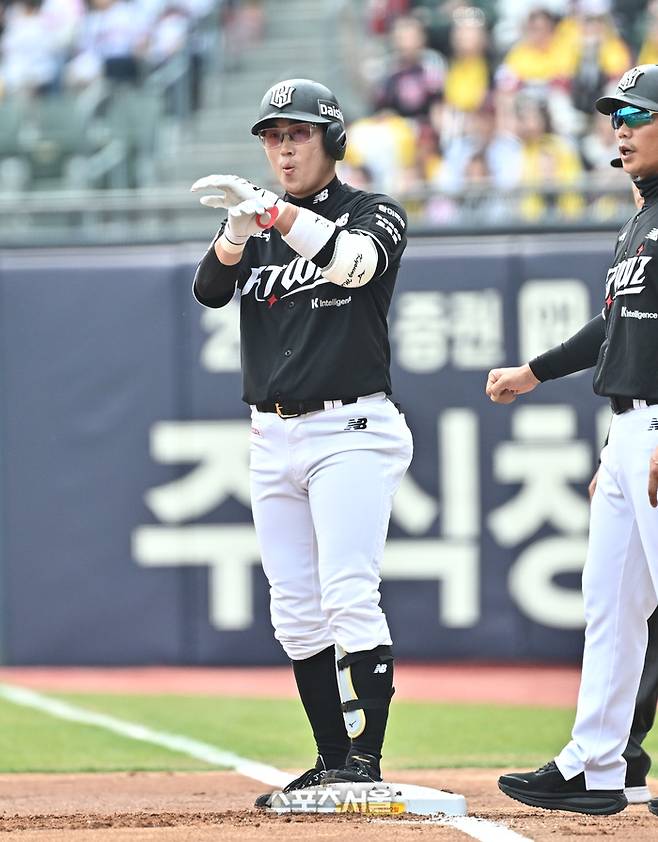 KT 허경민이 29일 잠실구장에서 열린 2026 KBO리그 LG와 경기 1회초 2사 1-3루 상황에서 LG 선발 임차규를 상대로 1타점 적시타를 친 뒤 세리머니를 하고 있다. 잠실 | 박진업 기자 upandup@sportsseoul.com