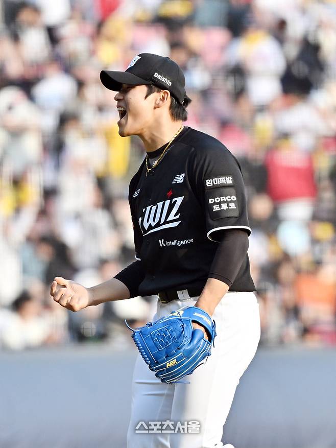 KT 박영현이 29일 잠실구장에서 열린 2026 KBO리그 LG와 경기 9회말 2사 2루 상황에서 LG 문성주를 우익수 뜬공으로 잡아내며 승리를 지켜낸 뒤 기뻐하고 있다. 잠실 | 박진업 기자 upandup@sportsseoul.com