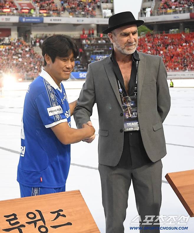 19일 수원 월드컵경기장에서 OGFC와 수원삼성의 레전드 매치가 열렸다. 인사를 나누고 있는 서정원 감독, 칸토나 감독. 수원=송정헌 기자songs@sportschosun.com/2026.04.19/