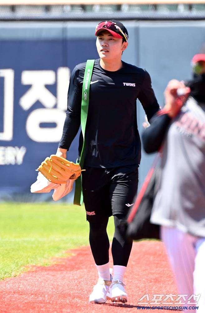 5일 잠실야구장에서 열린 두산과 LG의 어린이날 매치. 훈련을 마친 LG 김윤식이 발걸음을 옮기고 있다. 잠실=허상욱 기자wook@sportschosun.com/2026.05.05/