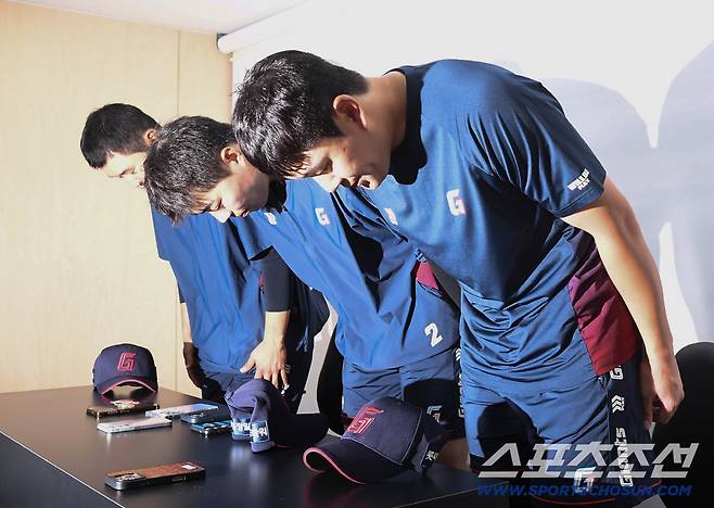 5일 수원 KT위즈파크에서 열린 롯데-KT전을 앞두고 롯데 고승민, 나승엽, 김세민이 1군에 복귀했다. 김세민, 고승민, 나승엽(왼쪽부터)이 고개 숙여 사과하고 있다. 수원=정재근 기자 cjg@sportschosun.com/2026.5.5/