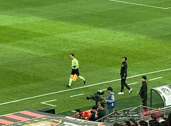벤치에서 경기를 지켜보는 유병훈 FC안양 감독. ⓒ스포츠한국 김성수 기자