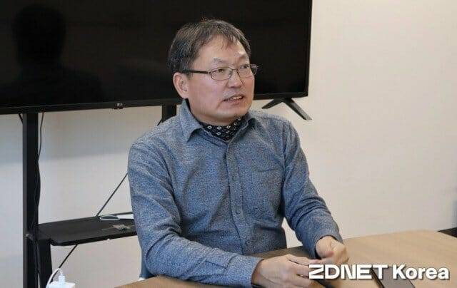 천정희 서울대 교수가 서울대 연구실에서 지디넷코리아와 인터뷰를 하고 있다.