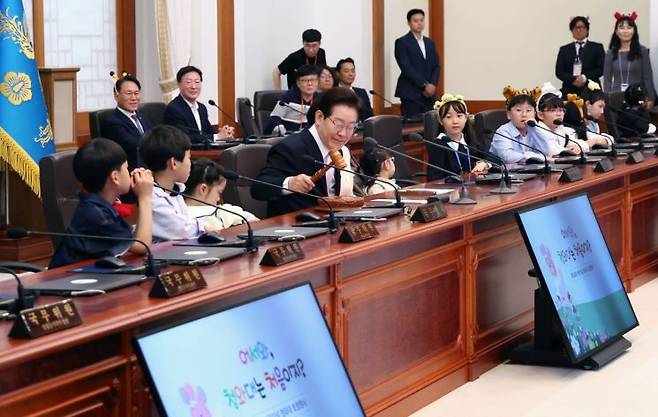 이재명 대통령이 5일 청와대에서 어린이날 초청행사로 열린 어린이들과의 국무회의 체험행사에서 개회선언을 하고 있다. 2026.5.5 [청와대통신사진기자단] 연합뉴스