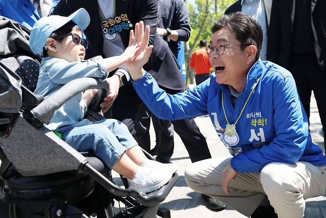 (서울=연합뉴스) 김성민 기자 = 더불어민주당 정원오 서울시장 후보가 5일 서울 광진구 어린이대공원 인근에서 아이들과 인사하고 있다. 2026.5.5    ksm7976@yna.co.kr(끝)
