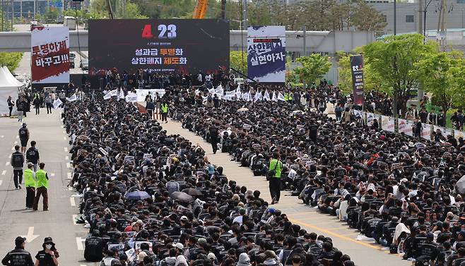 23일 경기 평택시 삼성전자 평택캠퍼스 앞에서 열린 삼성전자 노동조합 공동투쟁본부의 '투명하게 바꾸고, 상한폐지 실현하자-4/23 투쟁 결의대회가 열리고 있다. /장련성 기자