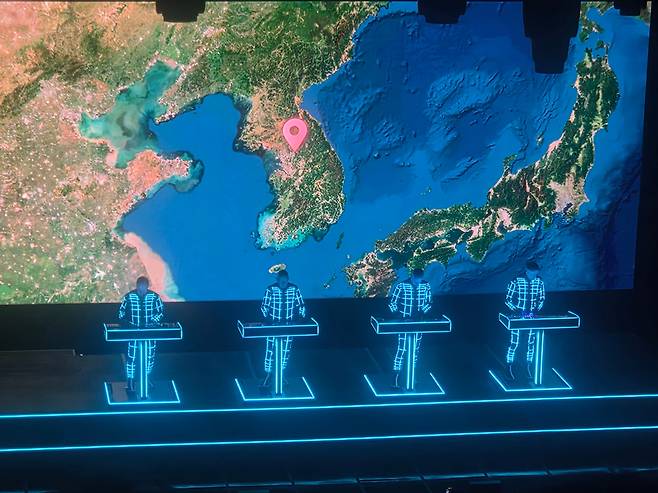 /윤수정 기자4일 오후 서울 명화라이브홀에서 개최한 약 7년 만의 내한 공연에서 한국 지도를 배경 영상으로 쓴 독일의 전설적 전자음악그룹 크라프트베르크. 현존하는 클럽과 전자음악들의 기초 문법을 정립했다는 평가를 받는 이들의 음악들이 과거 나이트클럽과 영화관을 개조해 지금의 모습이 된 명화라이브홀의 역사와 잘 맞아떨어졌다.
