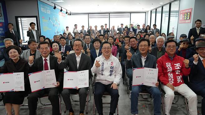 지난 1일 국민의힘 이장우 대전시장 후보 선거대책위원회 출범식이 열려 참석자들이 기념촬영을 하고 있다. 이장우 후보 제공