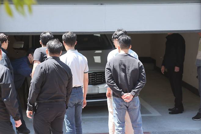 5일 광주 남부대 인근에서 여고생 흉기 피습 사건을 일으킨 20대 피의자가 체포돼 탑승한 차량이 광주 광산경찰서로 들어서고 있다. 이날 사건으로 여고생 1명이 숨지고 이를 돕던 남고생 1명이 다쳤다. 2026.5.5. 뉴스1
