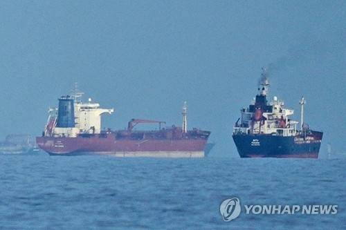 호르무즈해협을 통과하는 유조선과 화물선. AP 연합뉴스