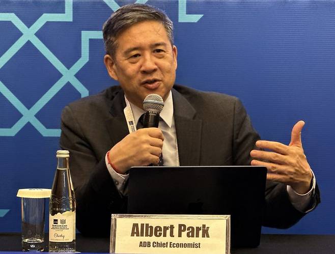 앨버트 박(Albert Park) 아시아개발은행(ADB) 수석 이코노미스트 겸 사무총장이 4일(현지시간) 우즈베키스탄 사마르칸트에서 열린 ADB 연차총회 동행기자단 간담회에서 발언하고 있다. 한국은행 제공
