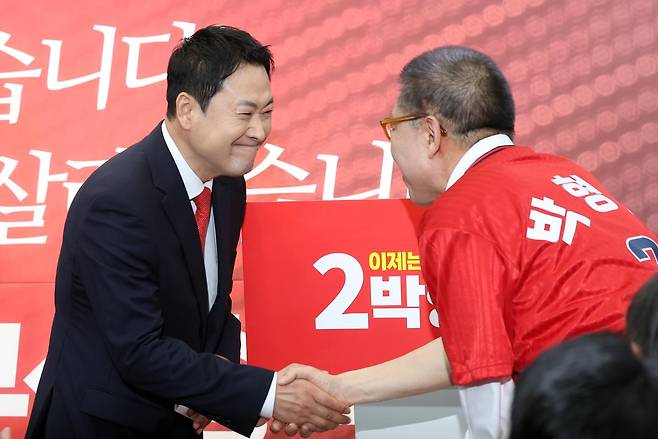 장동혁(왼쪽) 국민의힘 대표가 2일 부산 부산진구의 한 건물에서 열린 박형준 부산시장 후보 선거사무실 개소식에 참석, 축사를 한 뒤 박 후보와 악수하고 있다. 뉴시스