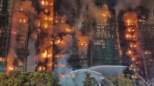 지난해 11월 26일 홍콩 북부 타이포의 아파트 단지 '왕푹코트'가 불길에 휩싸여 있다. 불은 43시간여 만에 겨우 꺼졌다. 홍콩=신화 연합뉴스
