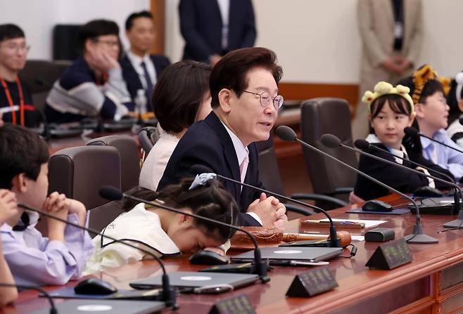 이재명 대통령이 5일 청와대에서 어린이날 초청행사로 열린 어린이 국무회의 체험행사에서 인사말을 하고 있다. 청와대통신사진기자단