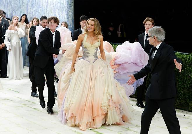 4일 미국 뉴욕 메트로폴리탄 미술관에서 열린 '2026 멧 갈라(Met Gala)'에 배우 블레이크 라이블리가 도착하고 있다. 뉴욕=UPI 연합뉴스
