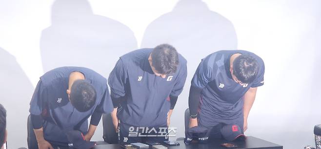 야구팬에게 사과를 전한 김세민, 고승민, 나승엽(왼쪽부터). 사진=IS포토