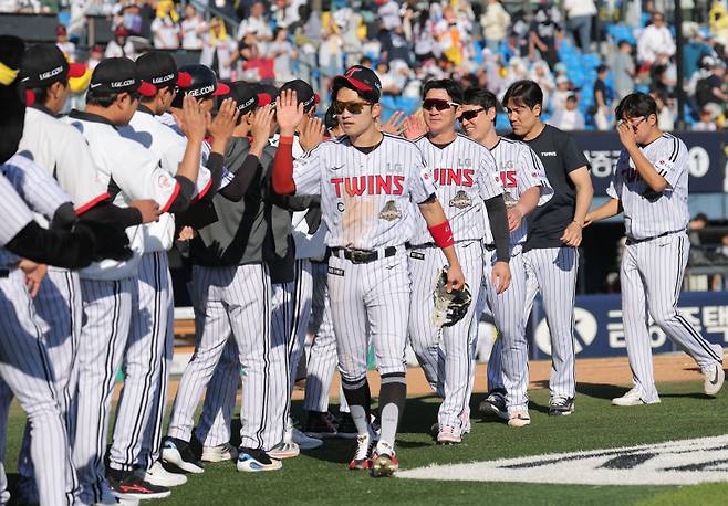 <yonhap photo-4855=""> LG, 어린이날 경기 승리 (서울=연합뉴스) 류영석 기자 = 어린이날인 5일 서울 잠실야구장에서 열린 KBO 프로야구 두산 베어스와 LG 트윈스의 경기. 승리한 LG 선수들이 기뻐하고 있다. <저작권자 ⓒ 1980~2026 ㈜연합뉴스. 무단 전재 재배포 금지, AI 학습 및 활용 금지></yonhap>