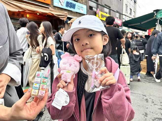 이재인(10)양이 창신동 문구·완구거리에서 산 장난감들 들어보이고 있다. 곽주영 기자