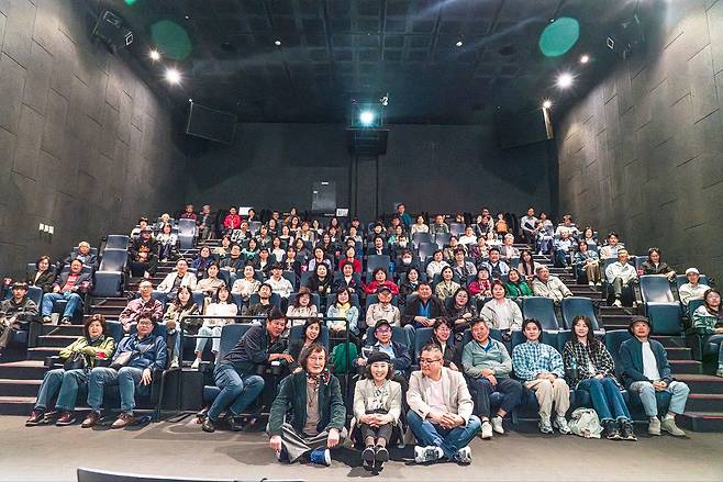 제주 출신 배우 고두심은 지난 5월 3일 오후 5시, CGV 용산아이파크몰에서 제주도민들을 초청해 영화 '내 이름은' 자비 시사회에 동참했다. 상영 후엔 '내 이름은' 영화 시나리오 공모 심사에 참여했던 양윤호 감독, 정지영 감독이 고두심과 함께 무대에 올라 관객과의 대화(GV)를 진행하며 뜨거운 여운을 나눴다. 사진 아우라픽처스, 렛츠필름