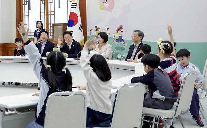▲ 이재명 대통령과 김혜경 여사가 5일 청와대에서 어린이날 초청행사 참석자들과 간담회를 하고 있다. 청와대통신사진기자단