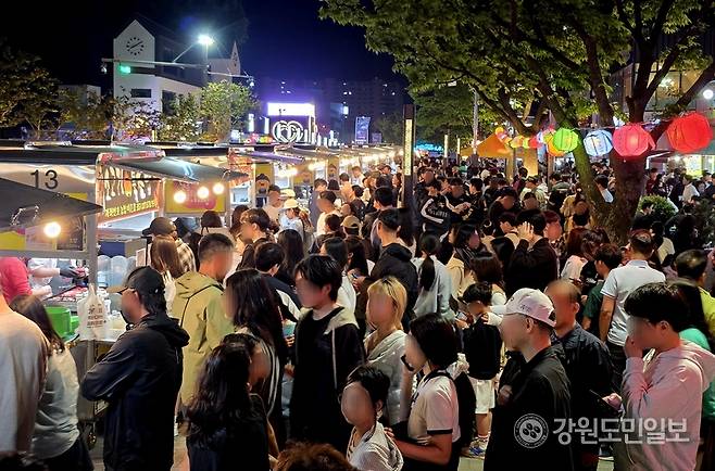 ▲ 2일 강릉 월화거리 야시장에 시민과 관광객 등 구름인파가 몰려 북적였다. 관광객들이 식품 매대 앞에 줄 서 있다. 황선우 기자