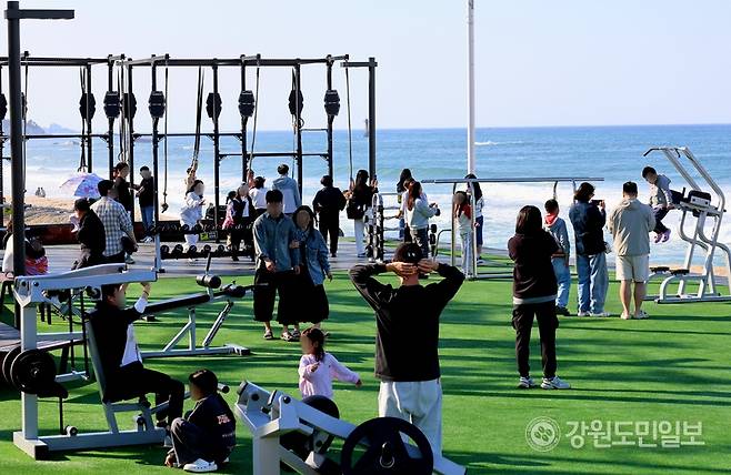 ▲ 4일 강릉 사근진 해변 멀티플 광장에 가족단위 관광객들이 찾아 바다를 보며 운동하면서 즐거운 한때를 보내고 있다.황선우 기자
