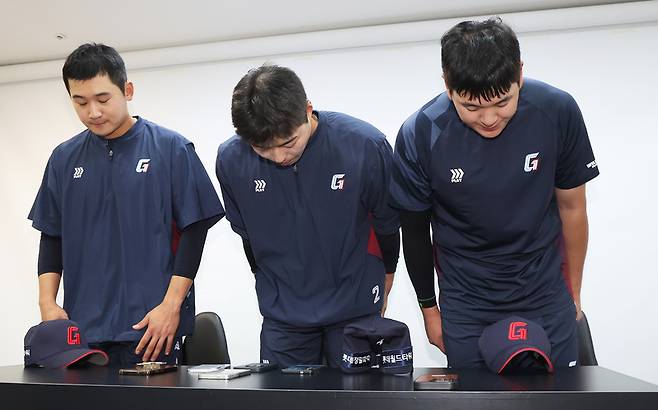 ▲ 지난 2월 대만 전지훈련 중 도박장에 출입해 징계를 받고 복귀한 프로야구 롯데 자이언츠 김세민(왼쪽부터), 고승민, 나승엽이 5일 경기도 수원케이티위즈파크에서 경기 시작에 앞서 고개 숙여 인사하고 있다. 연합뉴스