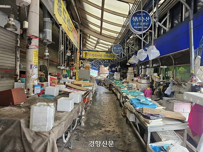 연휴를 맞은 지난 3일 대구 북구 칠성시장의 가게들이 문을 닫았다. 김송이 기자