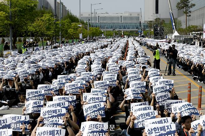 삼성전자 노동조합 공동투쟁본부 조합원들이 지난달 23일 경기 평택 삼성전자 평택캠퍼스 인근에서 4·23 투쟁 결의대회를 하고 있다. 평택|문재원 기자