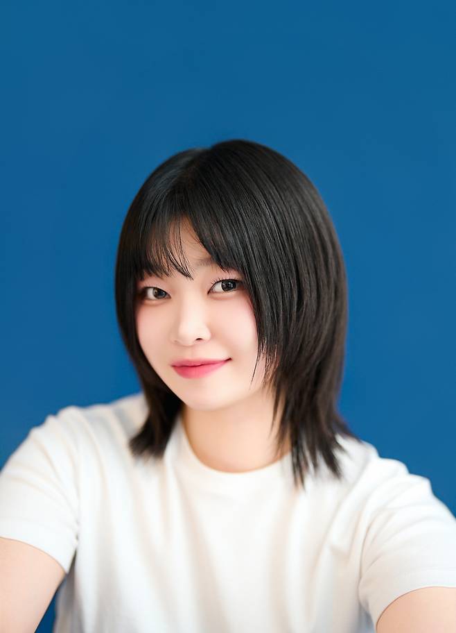 시인 고선경이 신작 시집 <러브 온 더 락>을 펴냈다. 그는 이번 시집에 대해 “처음부터 연애 시집을 구상했다. 현실을 견디게 해주는 게 사랑이 아닐까”라고 말했다.  창비 제공