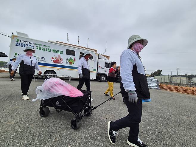 Seniors from "Gichan Laundromat" pulls up in front of the village hall in Yeongam County, South Jeolla, on April 20. [JOONGANG ILBO]