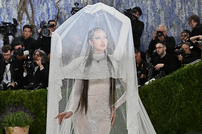 Blackpink's Lisa poses for photos at the 2026 Met Gala celebrating ″Costume Art″ at the Metropolitan Museum of Art in New York on May 4. [AP/YONHAP]