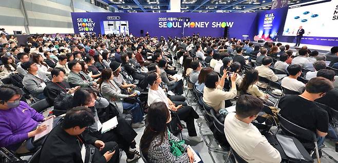 7일부터 사흘간 서울 강남구 코엑스에서 아시아 최대 재테크 박람회 '2026 서울머니쇼'가 개최된다. 사진은 지난해 열린 '2025 서울머니쇼'에 참가한 관람객들이 글로벌 투자 전문가의 강연을 듣는 모습.  매경DB